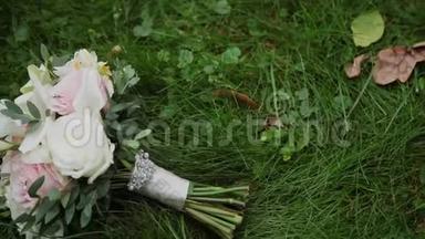 一束新鲜玫瑰。 喜庆的<strong>鲜花花束</strong>。 婚礼新娘花束。 结婚花。