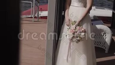 新娘穿着蕾丝连衣裙，捧着美丽的白色婚礼花束。