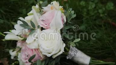 一束新鲜玫瑰。 喜庆的鲜花花束。 婚礼新娘花束。 结婚花。