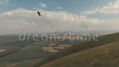 运动员<strong>滑翔伞</strong>飞行在他的<strong>滑翔伞</strong>旁边的燕子。 无人驾驶飞机的后续射击