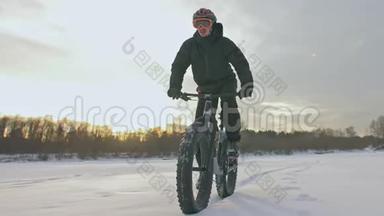 专业的极限运动员<strong>骑</strong>自行车在户外<strong>骑</strong>胖自行车。 <strong>骑</strong>自行车在冬天的雪林里。 男人是审判
