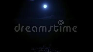 月光在水上，<strong>月亮</strong>在海上，<strong>月亮</strong>在夜空，<strong>月亮</strong>在水上