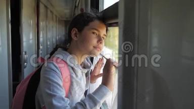 小女孩十几岁是乘火车旅行的背包客。 旅游运输铁路概念。 旅游学校的女孩