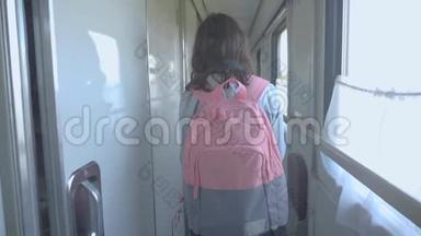 十几岁的女孩走在火车车厢里，带着生活方式和背包。 <strong>交通运输</strong>铁路概念