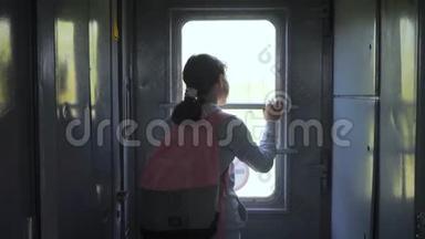 小女孩是一个乘火车旅行的背包客。 旅游运输铁路概念。 旅<strong>游学</strong>校女孩