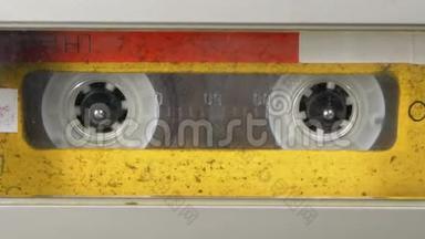 磁带录音机录音磁带插入其中. 老式音频磁带