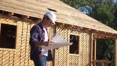 概念建筑构建建筑师慢动作视频.. 戴着头盔的建筑工人站在建筑工地上