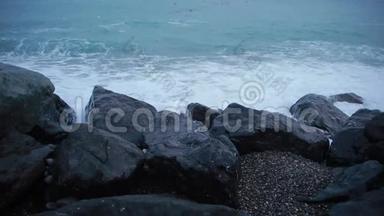 <strong>海上冲浪</strong>。 波浪在海岸卵石上流动。