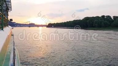 4K. 日落前，这艘船在<strong>宽阔</strong>的Dnieper河上开着大桥