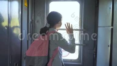 小女孩是一个乘火车旅行的背包客。 旅游运输铁路概念。 旅<strong>游学</strong>校女孩