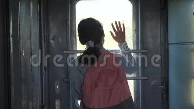 青少年生活方式的小女孩是一个背包客乘坐火车旅行。 旅游运输铁路概念。 旅游学校
