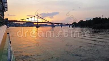 4K. 日落前，这艘船在宽阔的Dnieper河上开着大桥
