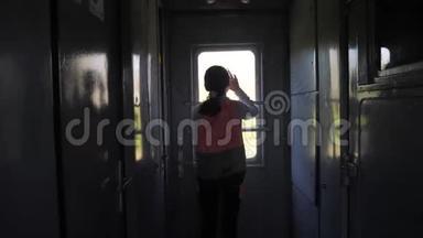 小女孩是一个乘火车旅行的背包客。 旅游交通生活方式铁路概念。 旅<strong>游学</strong>校