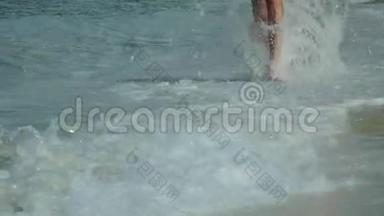 <strong>女子赤脚</strong>在沙滩上奔跑的慢动作录像