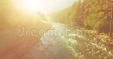 阳光明媚的夏日清晨，空气中弥漫着清新干净的山河