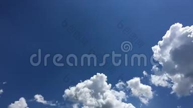 蓝天背景的美丽云彩。 天空有云，天气自然云蓝。 蓝天有云有太阳..