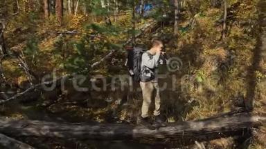 游客在森林中乘山河拍摄风景。 人拍摄如画的景色.. 他拍照和拍照