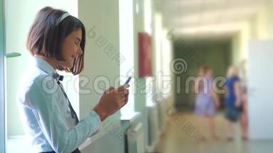 <strong>学校</strong>智能手机的女生教育<strong>理念</strong>。少女少女和使用智能手机的生活方式