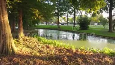 荷兰Zwijndrecht市公园绿色小湖的彩色鸟瞰图