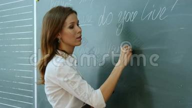 老师在黑板上写字。