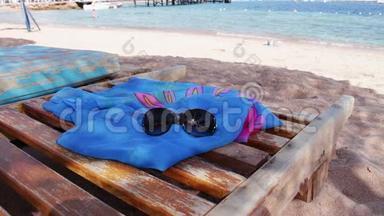 蓝色海洋背景海滩的木椅