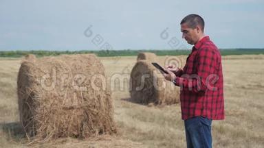 智慧农业理念.. 男子工人农民在<strong>生活</strong>方式中研究干草堆，在数字平板电脑上的田野。 <strong>慢慢慢慢</strong>