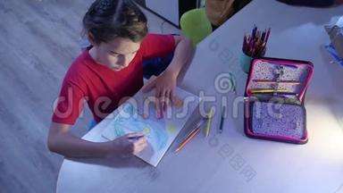 小女孩在桌子上<strong>画画</strong>。 女学生青少年在室内用铅笔<strong>画画</strong>