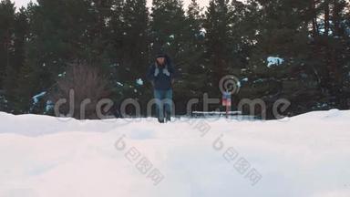 人的脚在深雪中行走。 慢动作视频。 带背包的人在雪林冬天散步。 <strong>克服</strong>困难