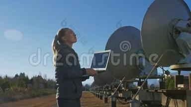 日地物理研究所女学生操作员在笔记本上监控通信设备。 <strong>独一无二</strong>