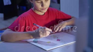 小女孩在桌子上画画。 室内女学生少年用铅笔画画