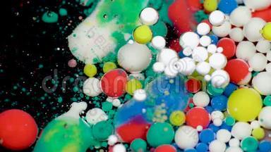 令人惊叹的多色油漆气泡在油表面。 油漆。
