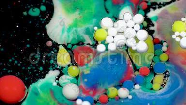 令人惊叹的多色油漆气泡在油表面。 油漆。