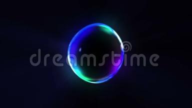 透明水背景上的彩虹气泡.. 黑色背景下的气泡。