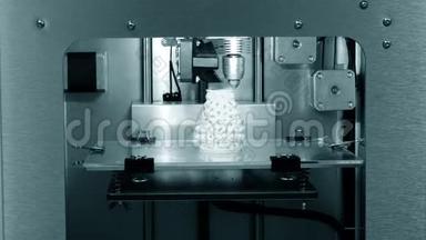 3D打印机工作。 熔融沉积模型，FDM。 3D打印机打印