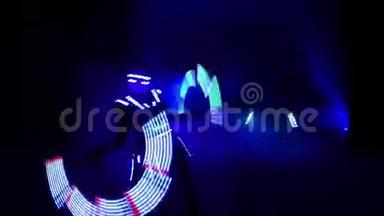 激光表演，穿着LED灯的舞蹈演员，非常漂亮的夜总会派对