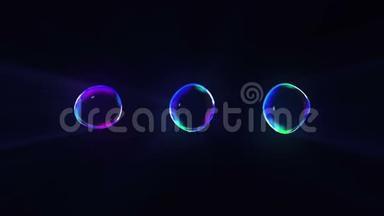 透明水背景上的彩虹气泡.. 黑色背景下的气泡。