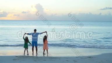 爸爸和<strong>孩子</strong>们享受海滩<strong>暑假</strong>热带假期。 流动人口