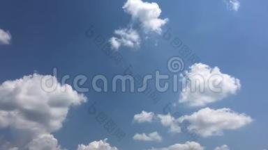 蓝天背景的美丽云彩。 天空有云，天气自然云蓝。 蓝天有云有太阳