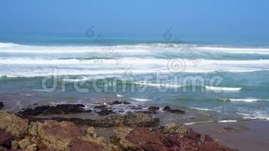 完美的<strong>海浪</strong>在摩洛哥沙漠的<strong>岩石</strong>海岸-大西洋非洲的前面破碎