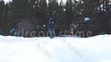 人的脚在深雪中行走。 慢动作视频。 带背包的人在雪林冬天散步。 <strong>克服</strong>困难