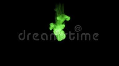 3D渲染辉光绿色墨水溶解在水的黑色背景与卢马哑光作为阿尔法<strong>通道</strong>的视觉效果
