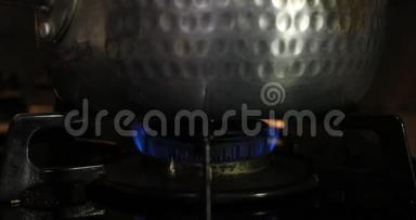 厨房里银锅下面的热量点燃
