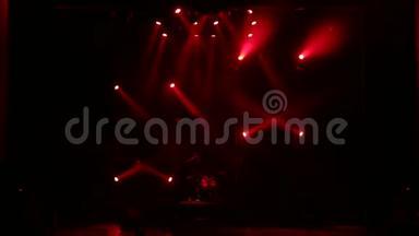 音乐会上有烟雾的<strong>舞台灯</strong>光。 拍摄背景。 <strong>舞台灯</strong>光和烟雾。