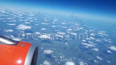 从飞机窗口到蓝天白云的美丽景色，白云浮在地面上