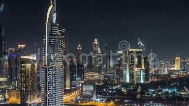 迪拜市区风景优美，夜间天际线渐变. 从屋顶可以看到谢赫扎耶德的道路，有许多照明塔。
