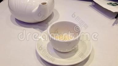 在中餐厅内享用热腾腾的中国茶