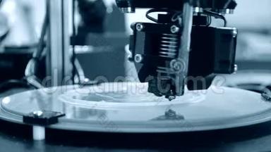 3D打印机工作。 引信沉积模型，
