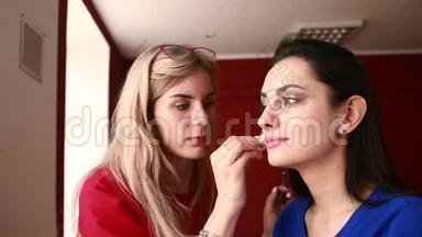 后台场景：专业化妆师在工作中做魅力模特化妆