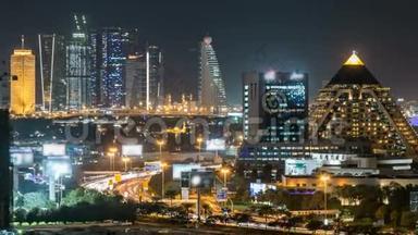 迪拜市区风景优美，夜间天际线渐变. 从屋顶可以看到谢赫扎耶德的道路，有许多照明塔。