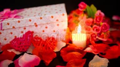 礼品盒、蜡烛燃烧和<strong>情人节鲜花</strong>的录像